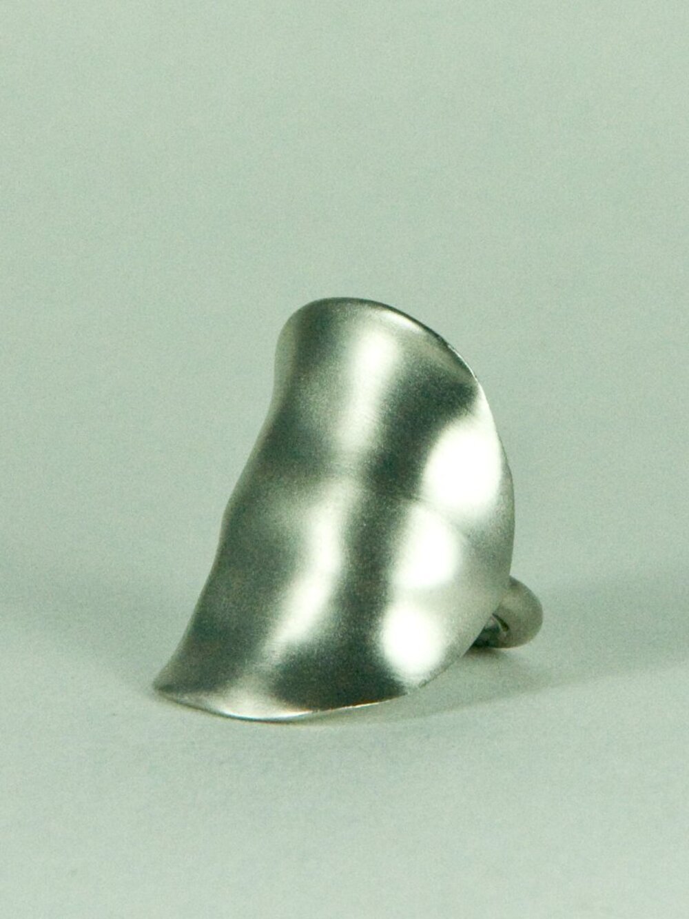 KENNETH JAY LANE, SATN SILVER PLATE KNUCKLE-ONE SIZE-ADJUSTABLE.